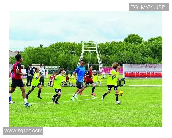 少年足球星逐梦绿茵场展现拼搏精神点燃青春热血激情