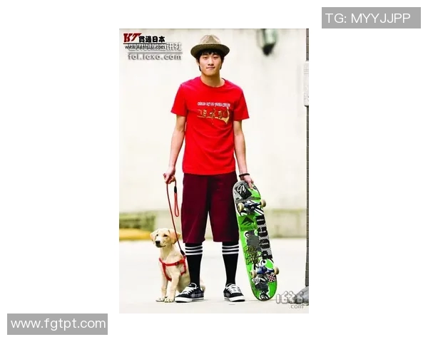 足球球星时尚演绎复古潮流棒球服展现运动与街头魅力