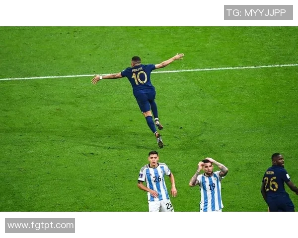 历史足球十大传奇球星风采全览 永载足坛史册的璀璨星光