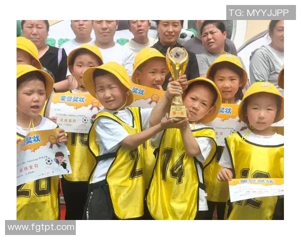 当足球巨星的萌娃闪亮登场 绿茵场外的童真与荣耀传承 当足球巨星的萌娃闪亮登场 绿茵场外的童真与荣耀传承