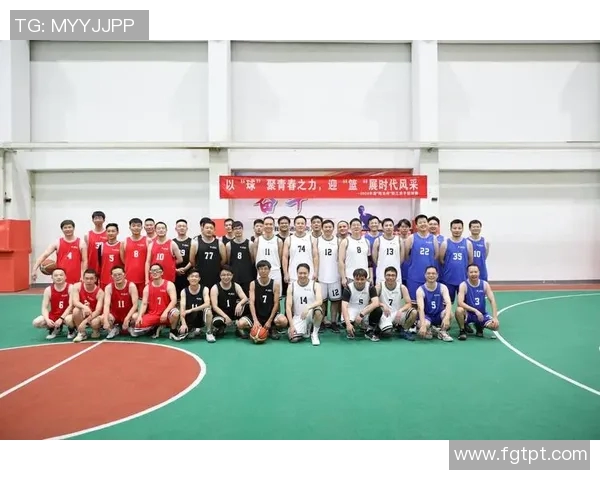 新疆足球名将雕像矗立绿茵场展现体育精神与时代风采 新疆足球名将雕像矗立绿茵场展现体育精神与时代风采