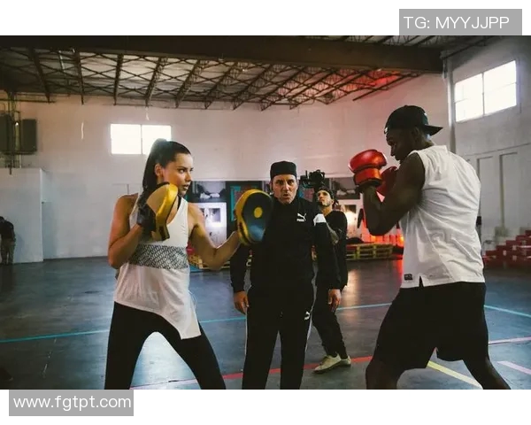 博尔特足球场上的极速风采壁纸展示，速度与激情的完美结合